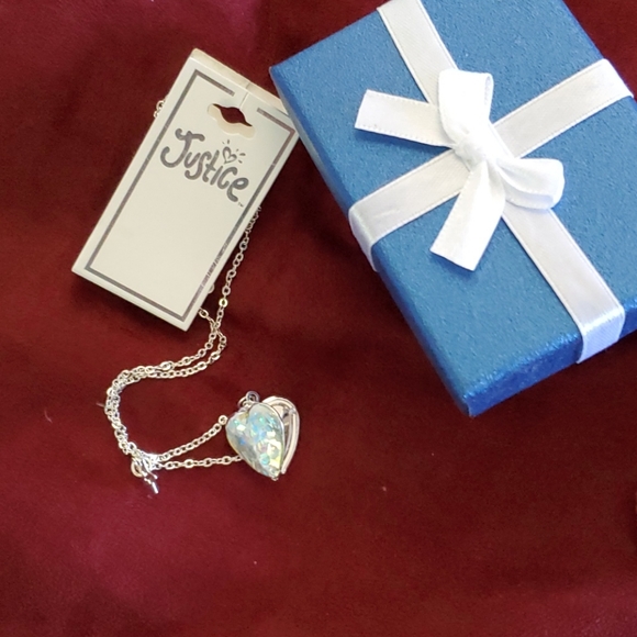 Locket - Picture 1 of 3